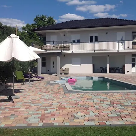 House Aronija With Swimming Pool Apartman *